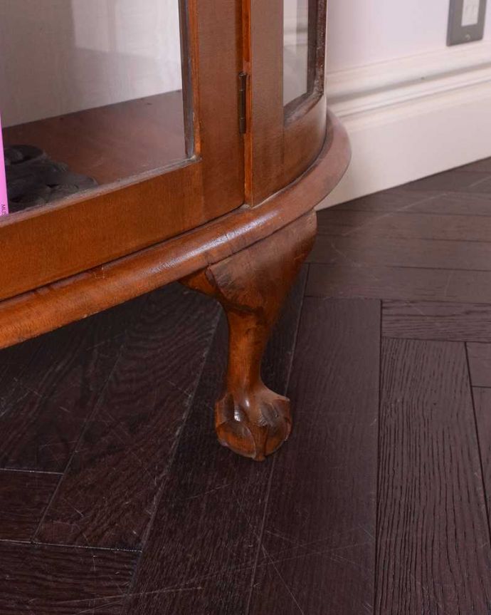 アンティークのキャビネット アンティーク家具 木製の繊細なフレームが美しいアンティーク家具、英国のガラスキャビネット(ショーケース) 。女性1人でもラクラク運べちゃうんですHandleのアンティークは脚の裏にフェルトキーパーをお付けしています。(q-1427-f)