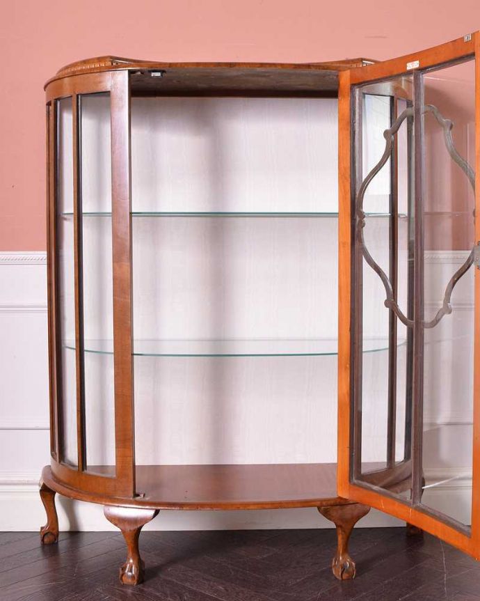 アンティークのキャビネット アンティーク家具 木製の繊細なフレームが美しいアンティーク家具、英国のガラスキャビネット(ショーケース) 。扉を開けて中を見てみましょう職人がキレイに修復して、背板も新しい生地に張替えました。(q-1427-f)