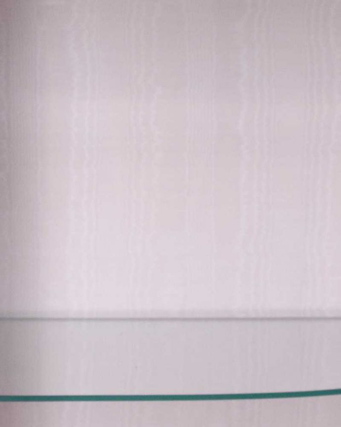 アンティークのキャビネット アンティーク家具 木製の繊細なフレームが美しいアンティーク家具、英国のガラスキャビネット(ショーケース) 。新しい生地で張り替えましたキャビネットの表情に合わせて新しい背板の生地を選びました。(q-1427-f)