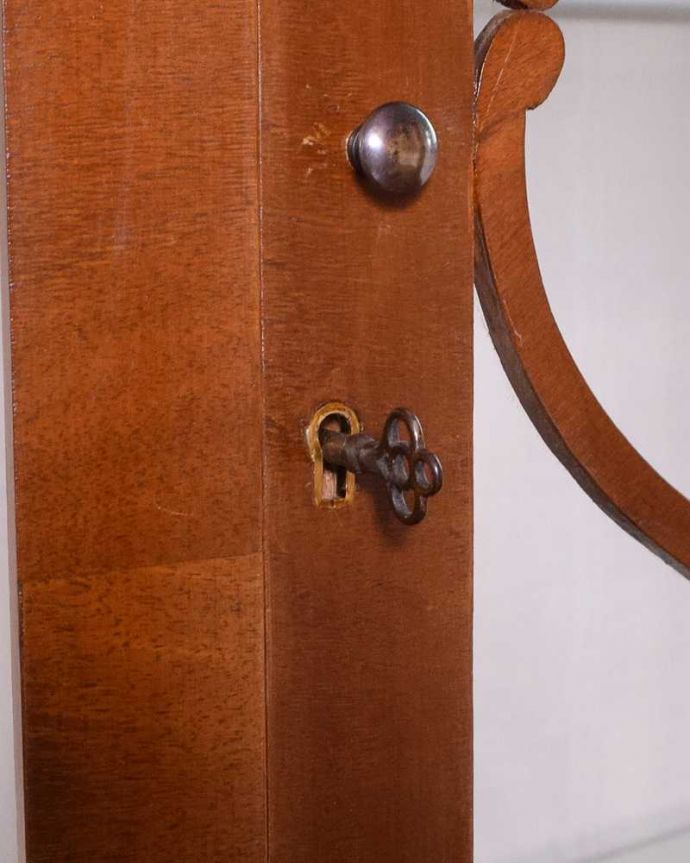 アンティークのキャビネット アンティーク家具 木製の繊細なフレームが美しいアンティーク家具、英国のガラスキャビネット(ショーケース) 。アンティークらしい取っ手取っ手にもアンティークらしさが。(q-1427-f)