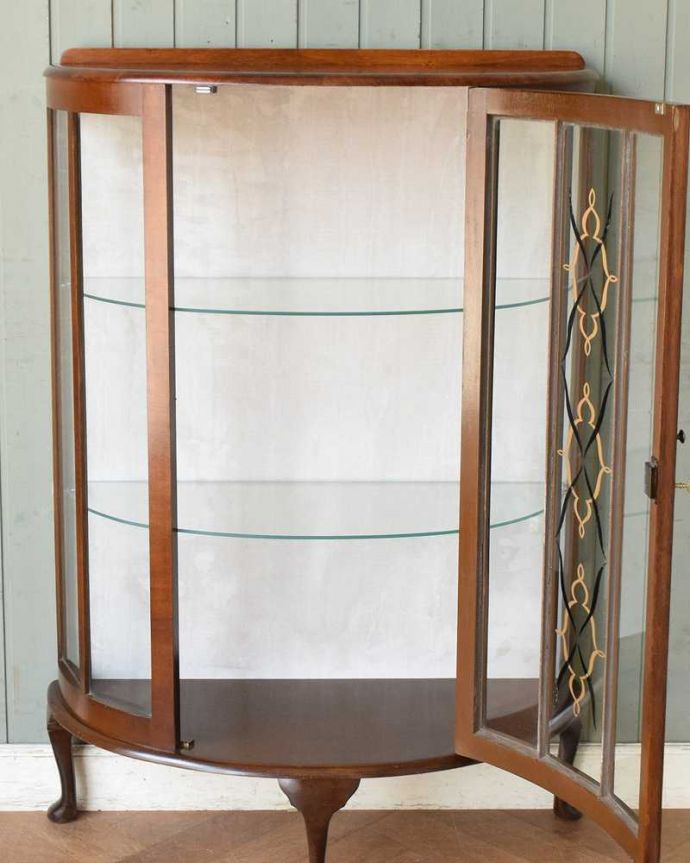 アンティークのキャビネット　アンティーク家具　ゴールド×ブラックの装飾が素敵なハーフムーン型のアンティークガラスキャビネット（飾り棚）。扉を開けて中を見てみると…背板は新しい生地に張り替えました。(q-1428-f)