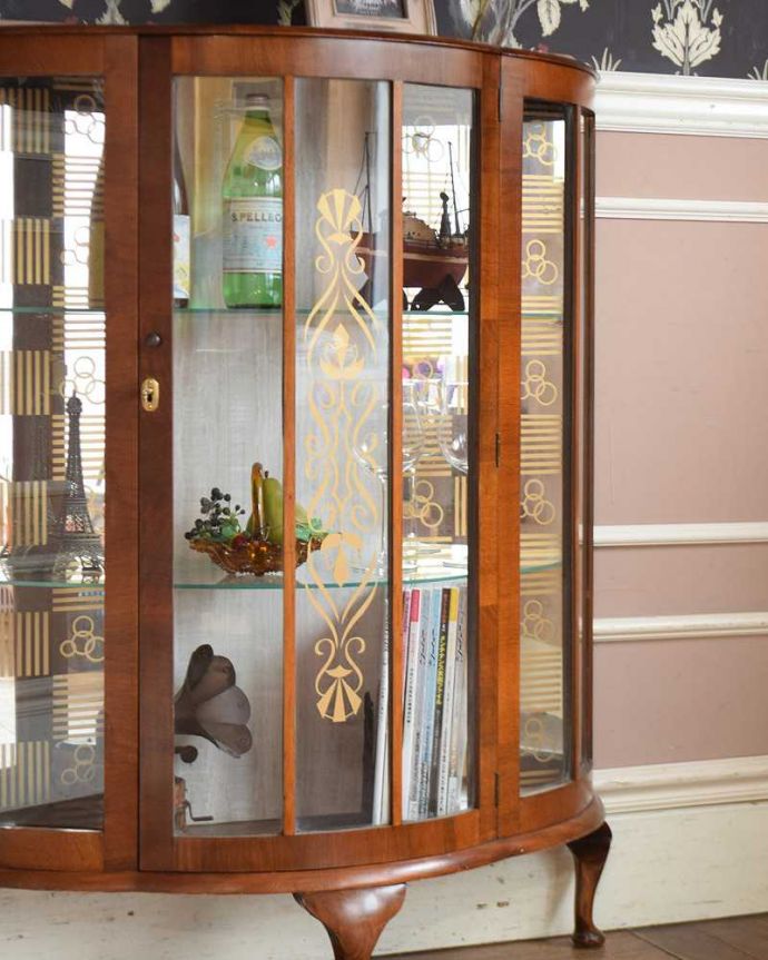 アンティークのキャビネット アンティーク家具 英国で見つけたミラーバックの美しいガラスキャビネット、ウォルナット材のアンティーク家具。ガラス越しに中をのぞいてみると・・・光りが入るとミラーに反射してキラッと輝くから、中に入れたものにまるでスポットライトが当たっているように見えちゃうんです。(q-1429-f)