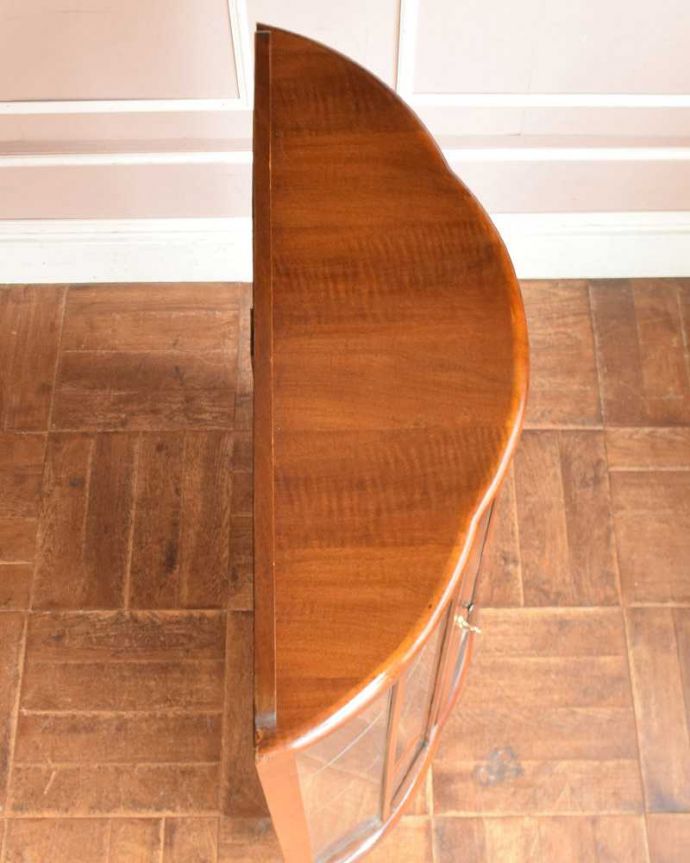 アンティークのキャビネット アンティーク家具 英国で見つけたミラーバックの美しいガラスキャビネット、ウォルナット材のアンティーク家具。上から見るとよく分かるキャビネットの形全体の形はこんな感じです。(q-1429-f)