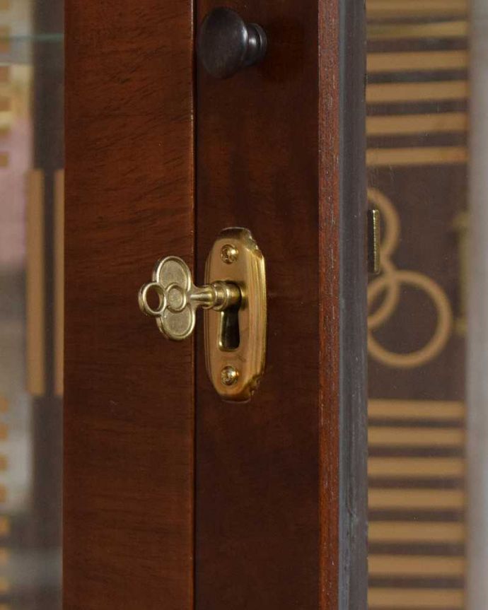 アンティークのキャビネット アンティーク家具 英国で見つけたミラーバックの美しいガラスキャビネット、ウォルナット材のアンティーク家具。開ける度にワクワクする取っ手鍵が取っ手になっているので、中を開ける度にまるで宝箱を開ける気分です。(q-1429-f)