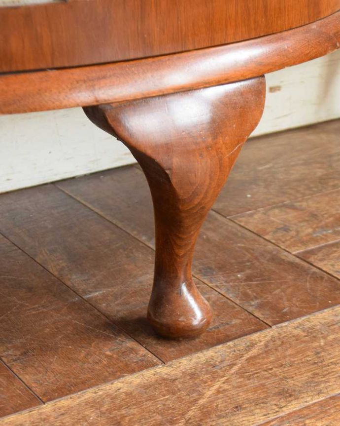 アンティークのキャビネット アンティーク家具 英国で見つけたミラーバックの美しいガラスキャビネット、ウォルナット材のアンティーク家具。女性1人でもラクに運べちゃうヒミツHandleのアンティークは、脚の裏にフェルトキーパーをお付けしているので、床を滑らせれば女性でも移動がカンタンに出来ます!ご安心下さい。(q-1429-f)