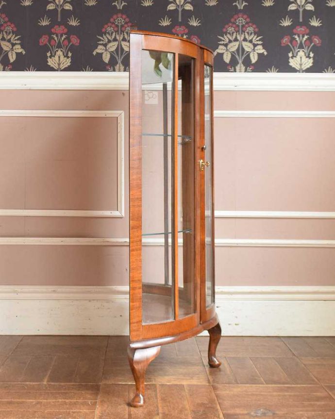 アンティークのキャビネット アンティーク家具 英国で見つけたミラーバックの美しいガラスキャビネット、ウォルナット材のアンティーク家具。横から見てもステキ背板以外の三方向がガラスで囲まれたキャビネット。(q-1429-f)