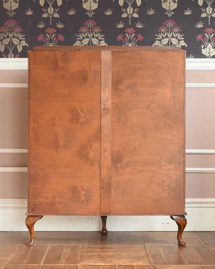 アンティークのキャビネット アンティーク家具 英国で見つけたミラーバックの美しいガラスキャビネット、ウォルナット材のアンティーク家具。もちろん背中を見てもキレイですアンティークは新品ではないので経年変化によるキズはありますが、専門の職人がキレイにお直ししたので、背中もキレイです。(q-1429-f)