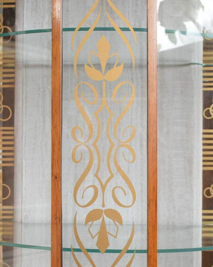 アンティークのキャビネット アンティーク家具 英国で見つけたミラーバックの美しいガラスキャビネット、ウォルナット材のアンティーク家具。キレイに残っていてくれましたガラスに描かれている絵は剥がれているものが多いんだけれど、この子はしっかりキレイに残っていてくれました。(q-1429-f)