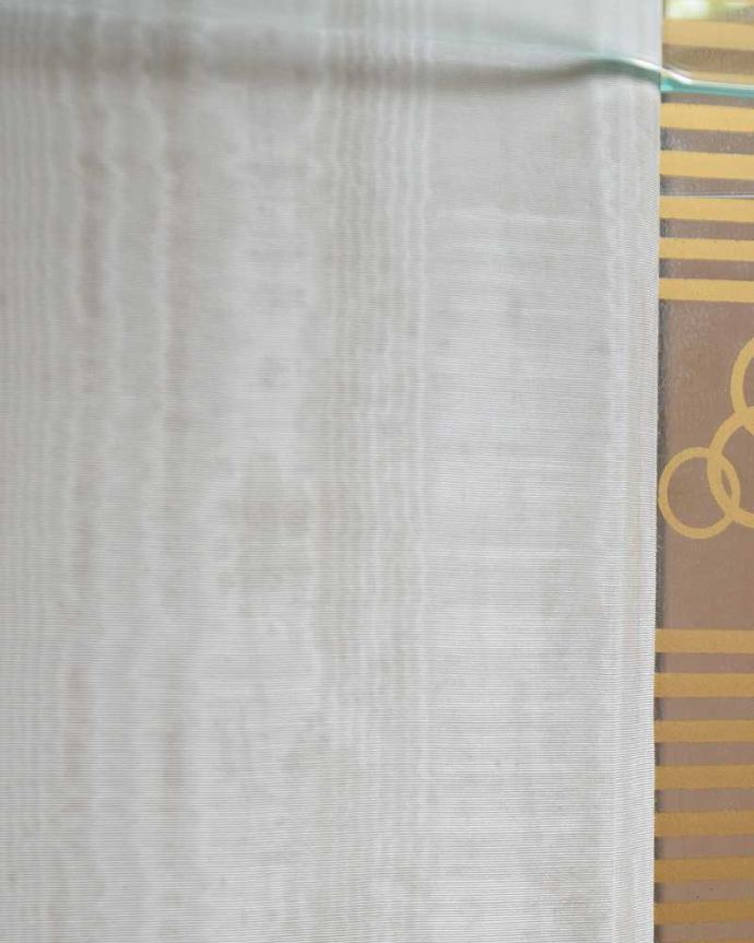 アンティークのキャビネット アンティーク家具 英国で見つけたミラーバックの美しいガラスキャビネット、ウォルナット材のアンティーク家具。新しく貼り替えましたキャビネットに似合う生地を選んで張り替えた背板。(q-1429-f)