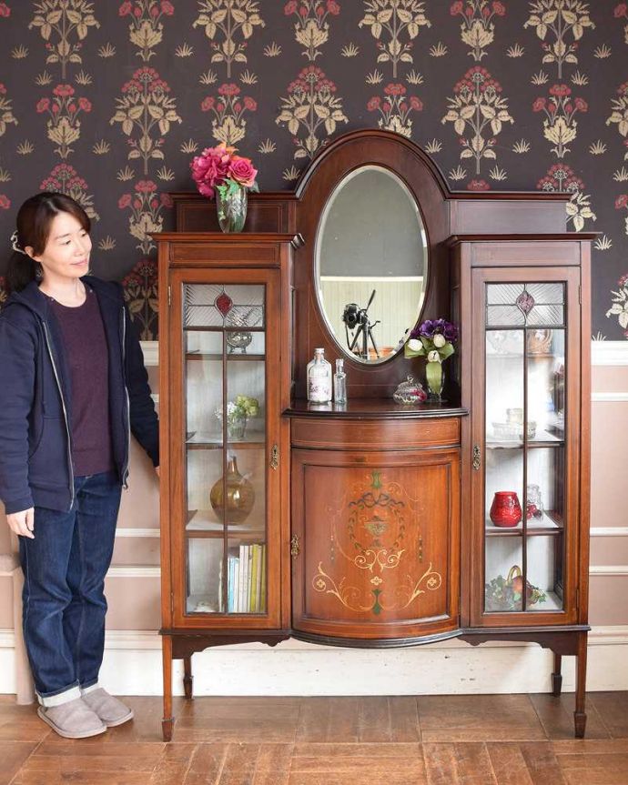 アンティークのキャビネット　アンティーク家具　繊細な象眼が美しいアンティーク家具、マホガニー材のガラスキャビネット（ディスプレイキャビネット）。上流階級のお家で客間用に使われていた家具優雅な雰囲気は置いただけで上質な空間を届けてくれます。(q-1430-f)