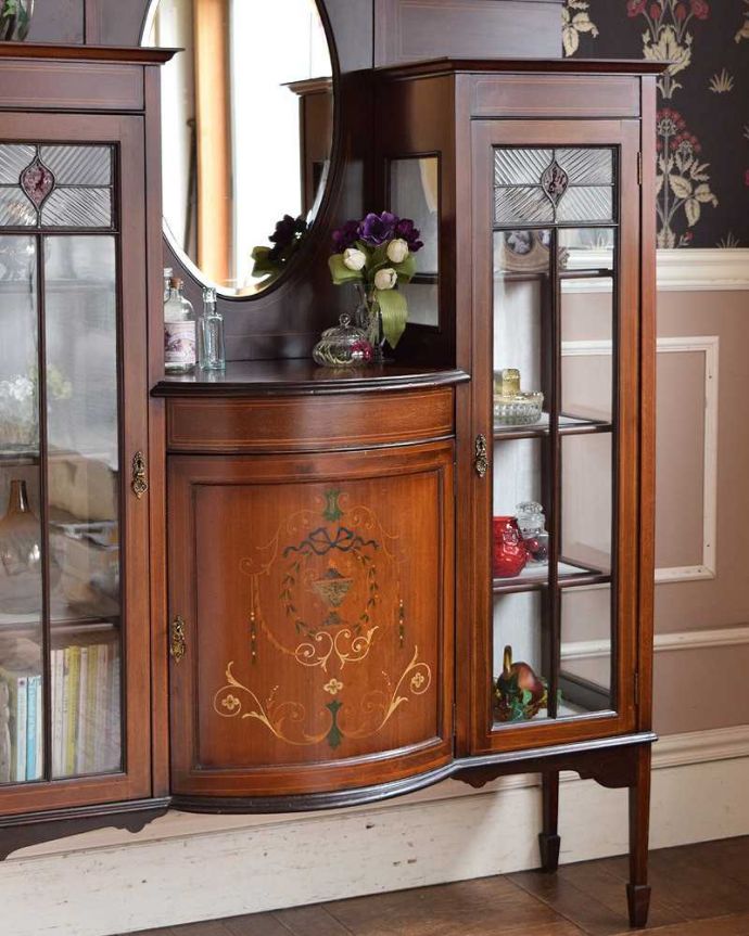 アンティークのキャビネット　アンティーク家具　繊細な象眼が美しいアンティーク家具、マホガニー材のガラスキャビネット（ディスプレイキャビネット）。あらゆる部分に見せる工夫がガラス部分、装飾部分、どこをとっても見せるための工夫が施されています。(q-1430-f)