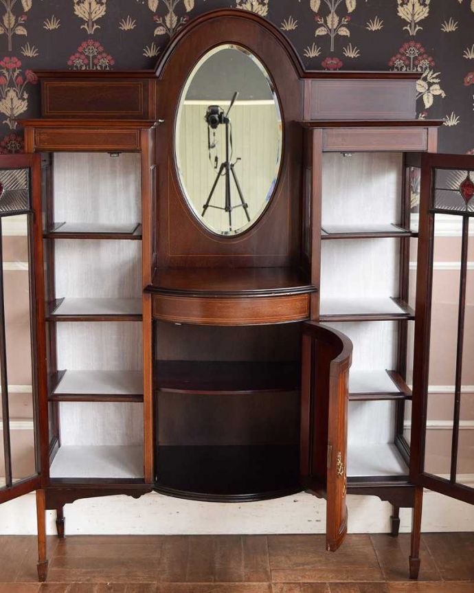 アンティークのキャビネット　アンティーク家具　繊細な象眼が美しいアンティーク家具、マホガニー材のガラスキャビネット（ディスプレイキャビネット）。扉を開くと、たっぷりの収納スペース中を開けるとこんな感じ。(q-1430-f)