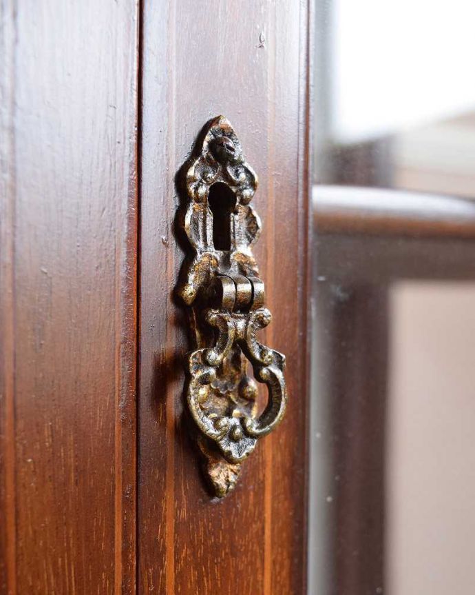 アンティークのキャビネット　アンティーク家具　繊細な象眼が美しいアンティーク家具、マホガニー材のガラスキャビネット（ディスプレイキャビネット）。開ける度にワクワク･･･取っ手もアンティークらしいデザイン。(q-1430-f)