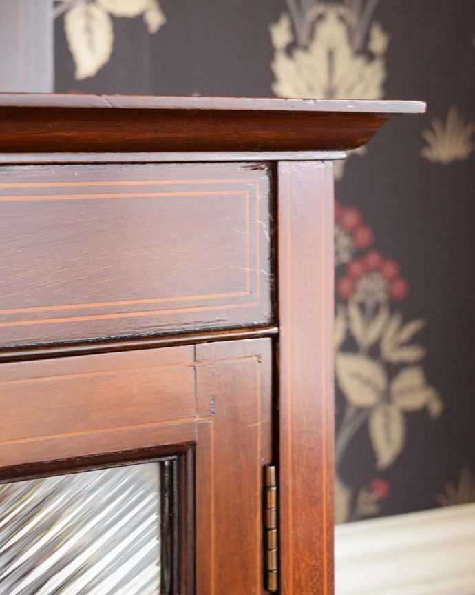 アンティークのキャビネット　アンティーク家具　繊細な象眼が美しいアンティーク家具、マホガニー材のガラスキャビネット（ディスプレイキャビネット）。惚れ惚れしちゃう美しさ細かくデザインされた象嵌にうっとりです。(q-1430-f)