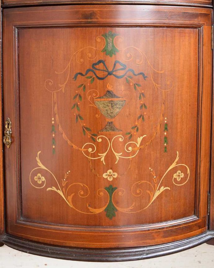 アンティークのキャビネット　アンティーク家具　繊細な象眼が美しいアンティーク家具、マホガニー材のガラスキャビネット（ディスプレイキャビネット）。いろんな場所にこだわり彫のデザインもいろいろです。(q-1430-f)