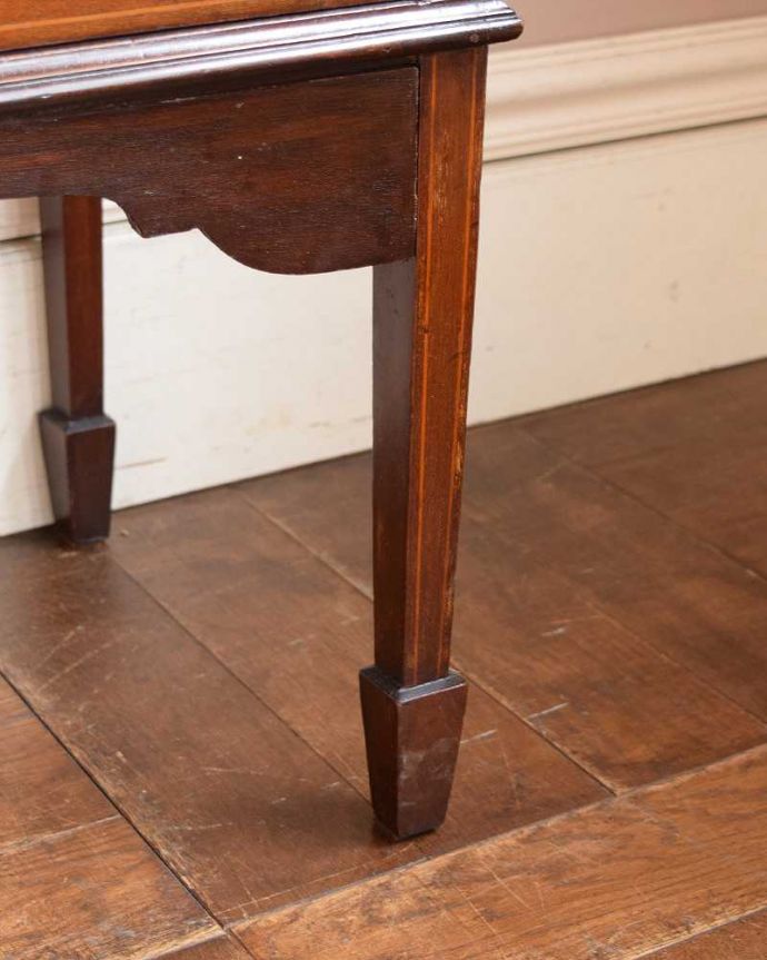 アンティークのキャビネット　アンティーク家具　繊細な象眼が美しいアンティーク家具、マホガニー材のガラスキャビネット（ディスプレイキャビネット）。女性１人でラクラク運べちゃうんですHandleのアンティークは、脚の裏にフェルトキーパーをお付けしています。(q-1430-f)