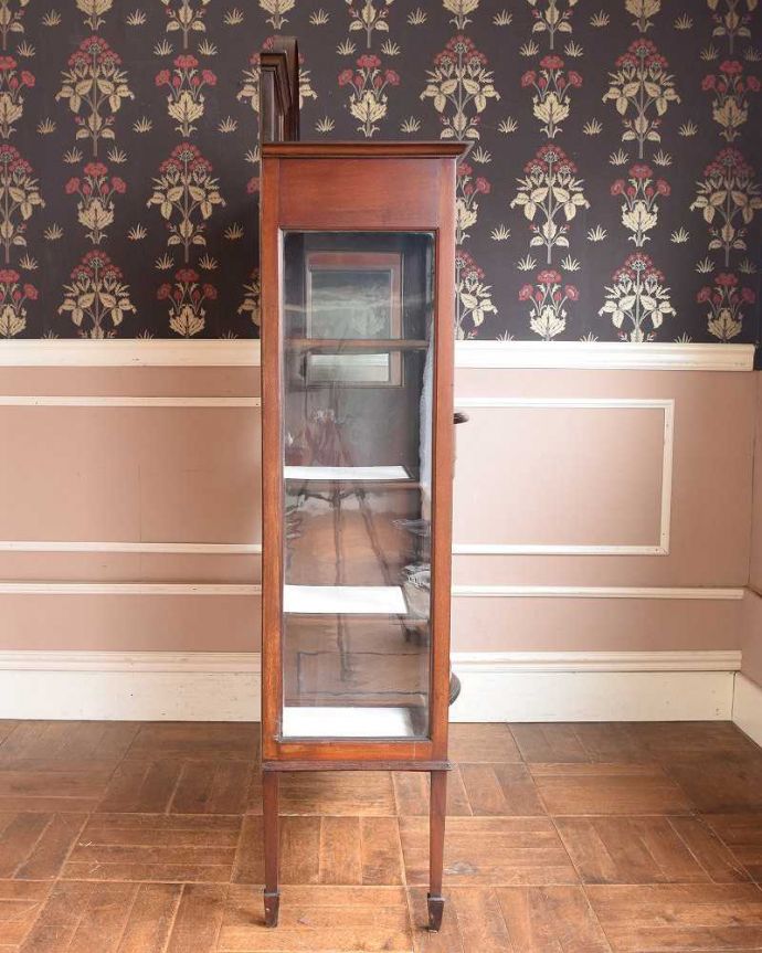 アンティークのキャビネット　アンティーク家具　繊細な象眼が美しいアンティーク家具、マホガニー材のガラスキャビネット（ディスプレイキャビネット）。横から見ても素敵なんですガラスキャビネットはどこから見ても美しい！いろんな角度から中をのぞきこんで楽んで下さい。(q-1430-f)