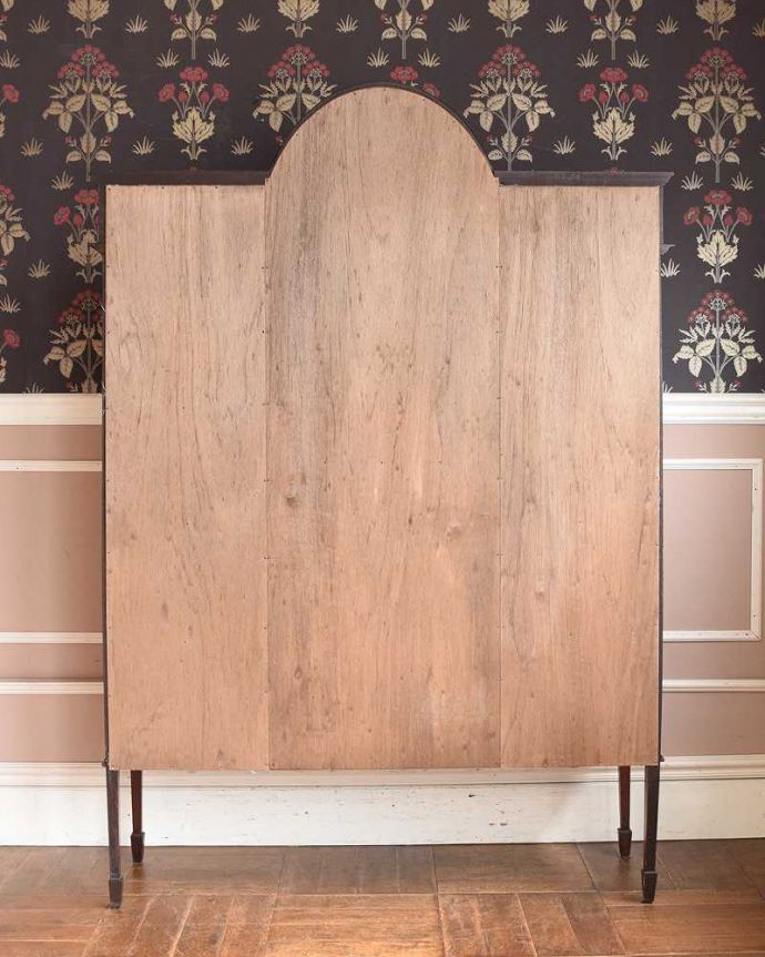 アンティークのキャビネット　アンティーク家具　繊細な象眼が美しいアンティーク家具、マホガニー材のガラスキャビネット（ディスプレイキャビネット）。後ろ姿もキレイです。(q-1430-f)