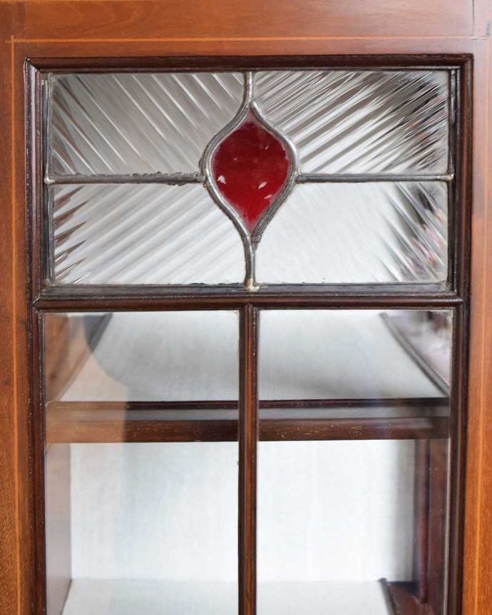 アンティークのキャビネット　アンティーク家具　繊細な象眼が美しいアンティーク家具、マホガニー材のガラスキャビネット（ディスプレイキャビネット）。アンティークのガラスの美しさガラスも古いアンティークのステンドグラスは独特の雰囲気が魅力。(q-1430-f)