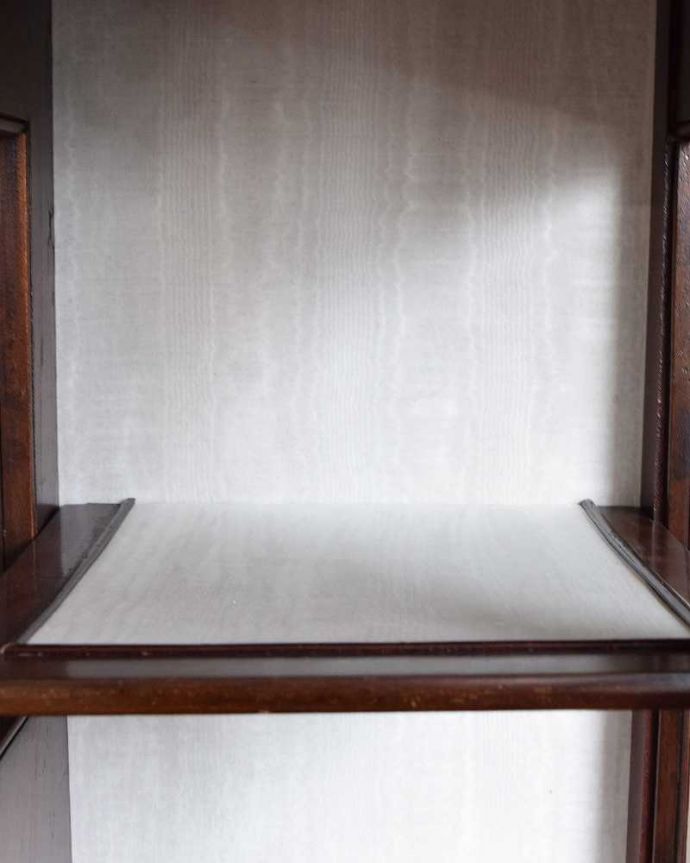 アンティークのキャビネット　アンティーク家具　繊細な象眼が美しいアンティーク家具、マホガニー材のガラスキャビネット（ディスプレイキャビネット）。新しいものに張り替えました。(q-1430-f)