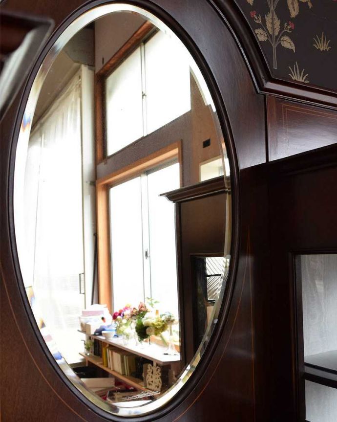 アンティークのキャビネット　アンティーク家具　繊細な象眼が美しいアンティーク家具、マホガニー材のガラスキャビネット（ディスプレイキャビネット）。キラッと輝くミラーまだ電気が発達していない時代の家具。(q-1430-f)