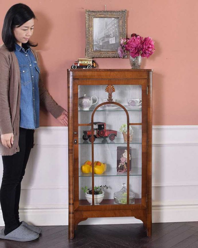 アンティークのキャビネット　アンティーク家具　英国スタイルのアンティーク家具、ウォルナット材のショーケース（ガラスキャビネット） 。どこにでも置けちゃうサイズが魅力のキャビネットちょっとしたスペースがあればどこにでも置けちゃうコンパクトサイズのガラスキャビネット。(q-1431-f)