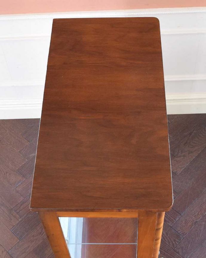 アンティークのキャビネット　アンティーク家具　英国スタイルのアンティーク家具、ウォルナット材のショーケース（ガラスキャビネット） 。上から形を見てみましょうキャビネットの形はこんな感じです。(q-1431-f)