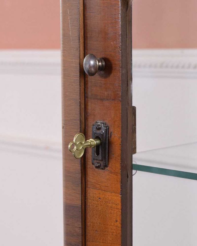 アンティークのキャビネット　アンティーク家具　英国スタイルのアンティーク家具、ウォルナット材のショーケース（ガラスキャビネット） 。開ける度にワクワクアンティークらしくカギが取っ手の代わり。(q-1431-f)