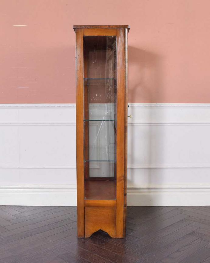 アンティークのキャビネット　アンティーク家具　英国スタイルのアンティーク家具、ウォルナット材のショーケース（ガラスキャビネット） 。横から見ると･･･横面もガラス。(q-1431-f)