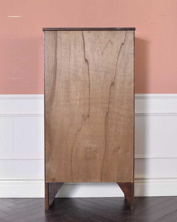 アンティークのキャビネット　アンティーク家具　英国スタイルのアンティーク家具、ウォルナット材のショーケース（ガラスキャビネット） 。修復してあるので後姿もキレイ！アンティークは新品ではないので、もちろん経年変化によるキズはありますが、専門の職人がキレイに修復したので、後ろ姿もキレイです。(q-1431-f)