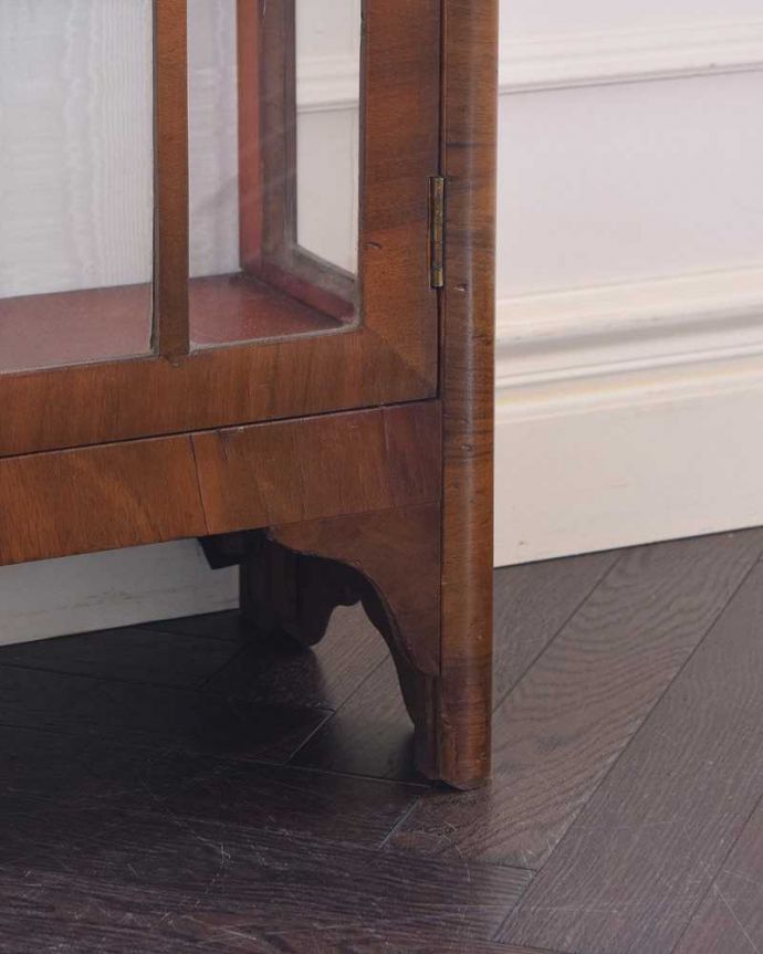 アンティークのキャビネット　アンティーク家具　英国スタイルのアンティーク家具、ウォルナット材のショーケース（ガラスキャビネット） 。女性1人でラクラク運べちゃう仕掛けHandleのアンティークは、脚の裏にフェルトキーパーをお付けしています。(q-1431-f)