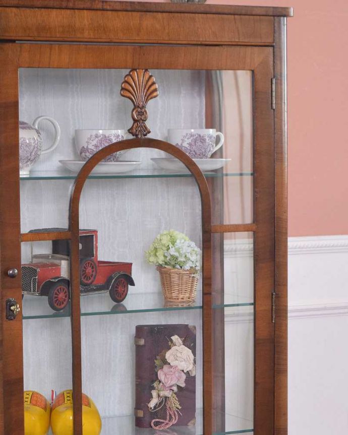 アンティークのキャビネット　アンティーク家具　英国スタイルのアンティーク家具、ウォルナット材のショーケース（ガラスキャビネット） 。ガラス越しに中をのぞいてみると･･･中に入れたものが、なんだかちょっと高級に見えちゃうんです。(q-1431-f)