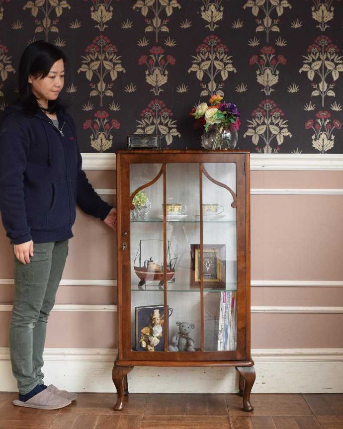 アンティークのキャビネット　アンティーク家具　英国スタイルのアンティーク家具、キレイなガラスキャビネット。どこにでも置けちゃうサイズが魅力のキャビネットちょっとしたスペースがあればどこにでも置けちゃうコンパクトサイズのガラスキャビネット。(q-1432-f)