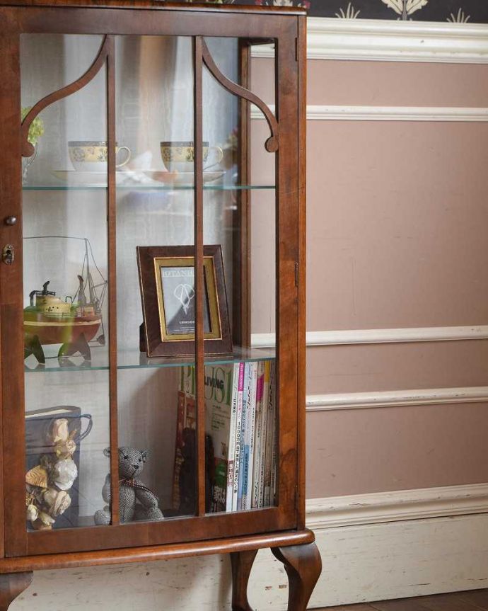 アンティークのキャビネット　アンティーク家具　英国スタイルのアンティーク家具、キレイなガラスキャビネット。ガラス越しに中をのぞいてみると･･･中に入れたものが、なんだかちょっと高級に見えちゃうんです。(q-1432-f)