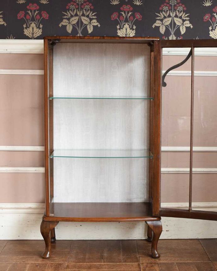 アンティークのキャビネット　アンティーク家具　英国スタイルのアンティーク家具、キレイなガラスキャビネット。扉を開けると、中はこんな感じです職人が背板の生地を新しいもので張り替えてキレイに修復して仕上げました。(q-1432-f)