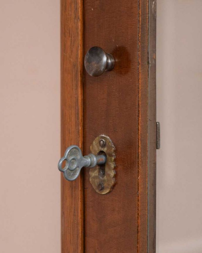 アンティークのキャビネット　アンティーク家具　英国スタイルのアンティーク家具、キレイなガラスキャビネット。開ける度にワクワクアンティークらしくカギが取っ手の代わり。(q-1432-f)