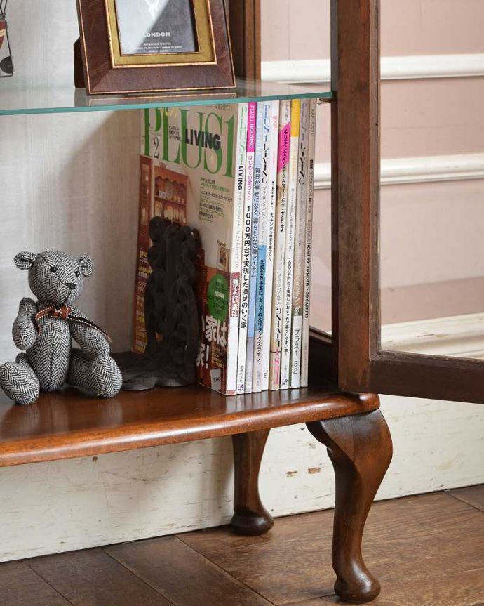 アンティークのキャビネット　アンティーク家具　英国スタイルのアンティーク家具、キレイなガラスキャビネット。扉の中は収納たっぷりA4サイズの雑誌までしっかり収納出来ちゃう大きさ。(q-1432-f)