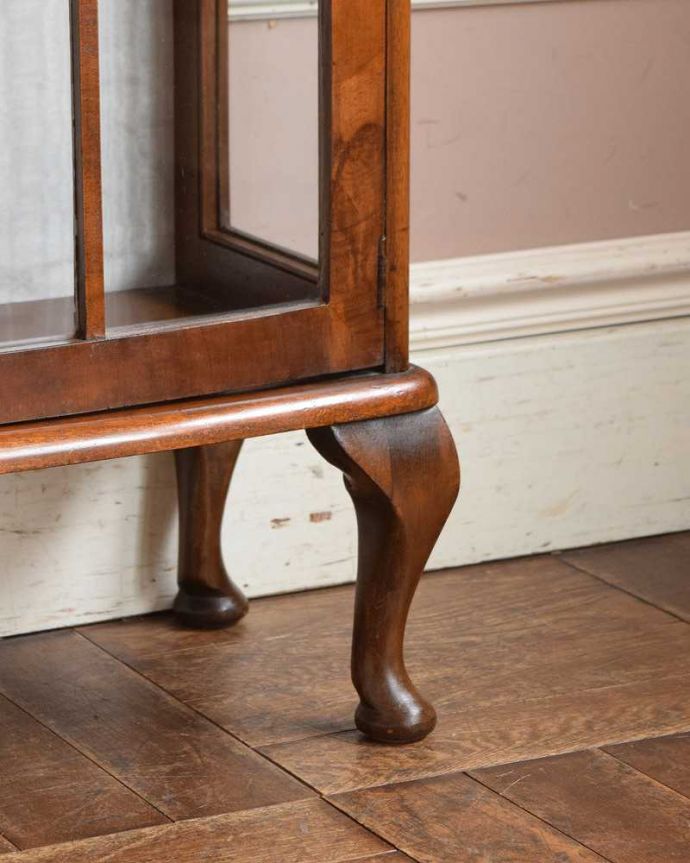 アンティークのキャビネット　アンティーク家具　英国スタイルのアンティーク家具、キレイなガラスキャビネット。女性1人でラクラク運べちゃう仕掛けHandleのアンティークは、脚の裏にフェルトキーパーをお付けしています。(q-1432-f)