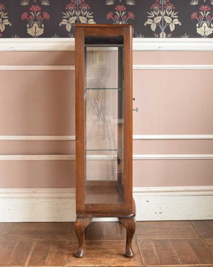 アンティークのキャビネット　アンティーク家具　英国スタイルのアンティーク家具、キレイなガラスキャビネット。横から見ると･･･横面もガラス。(q-1432-f)