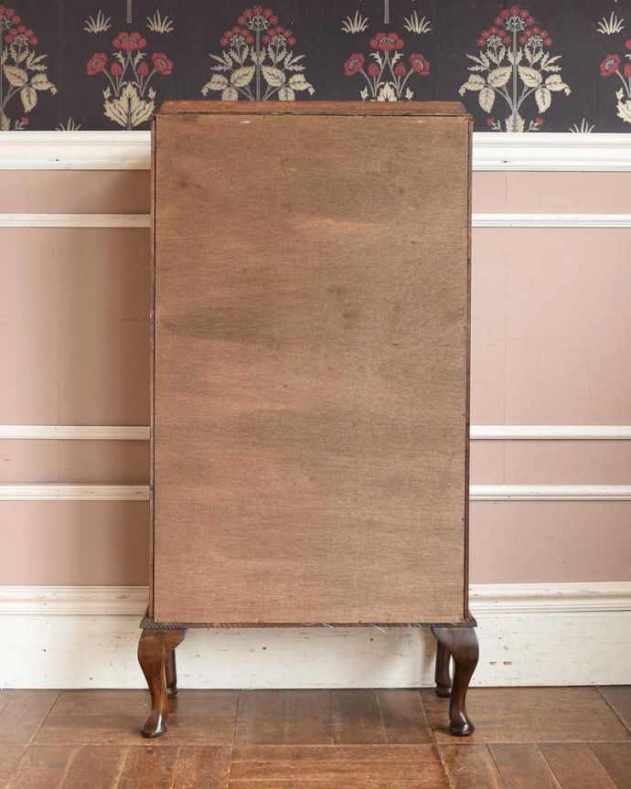 アンティークのキャビネット　アンティーク家具　英国スタイルのアンティーク家具、キレイなガラスキャビネット。修復してあるので後姿もキレイ！アンティークは新品ではないので、もちろん経年変化によるキズはありますが、専門の職人がキレイに修復したので、後ろ姿もキレイです。(q-1432-f)