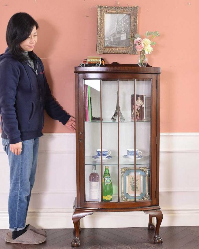 アンティークのキャビネット アンティーク家具 コンパクトなアンティーク家具、ウォルナット材のガラスキャビネット。どこにでも置けちゃうサイズが魅力のキャビネットちょっとしたスペースがあればどこにでも置けちゃうコンパクトサイズのガラスキャビネット。(q-1433-f)