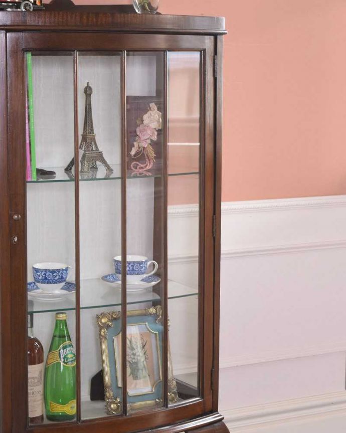 アンティークのキャビネット アンティーク家具 コンパクトなアンティーク家具、ウォルナット材のガラスキャビネット。ガラス越しに中をのぞいてみると・・・中に入れたものが、なんだかちょっと高級に見えちゃうんです。(q-1433-f)
