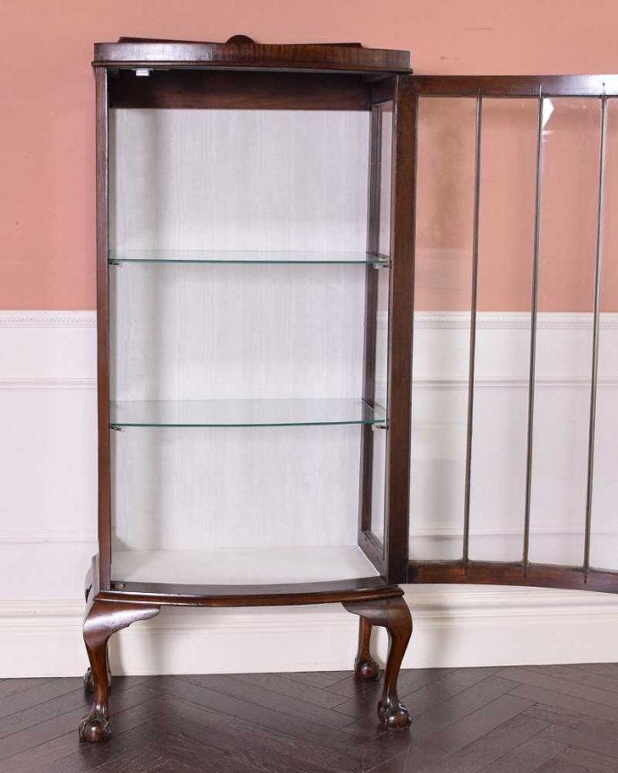 アンティークのキャビネット アンティーク家具 コンパクトなアンティーク家具、ウォルナット材のガラスキャビネット。扉を開けると、中はこんな感じです職人が背板の生地を新しいもので張り替えてキレイに修復して仕上げました。(q-1433-f)