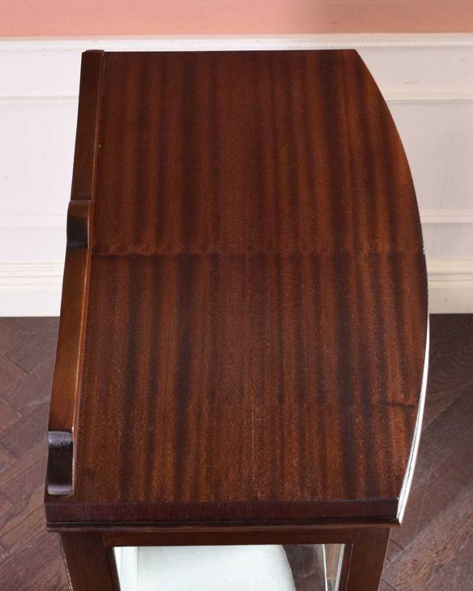 アンティークのキャビネット アンティーク家具 コンパクトなアンティーク家具、ウォルナット材のガラスキャビネット。上から形を見てみましょうキャビネットの形はこんな感じです。(q-1433-f)