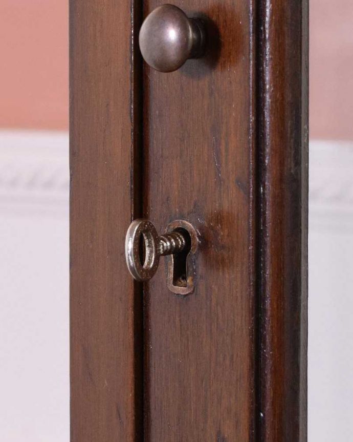 アンティークのキャビネット アンティーク家具 コンパクトなアンティーク家具、ウォルナット材のガラスキャビネット。開ける度にワクワクアンティークらしくカギが取っ手の代わり。(q-1433-f)