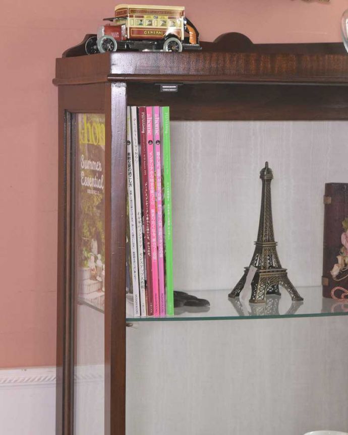 アンティークのキャビネット アンティーク家具 コンパクトなアンティーク家具、ウォルナット材のガラスキャビネット。扉の中は収納たっぷりA4サイズの雑誌までしっかり収納出来ちゃう大きさ。(q-1433-f)