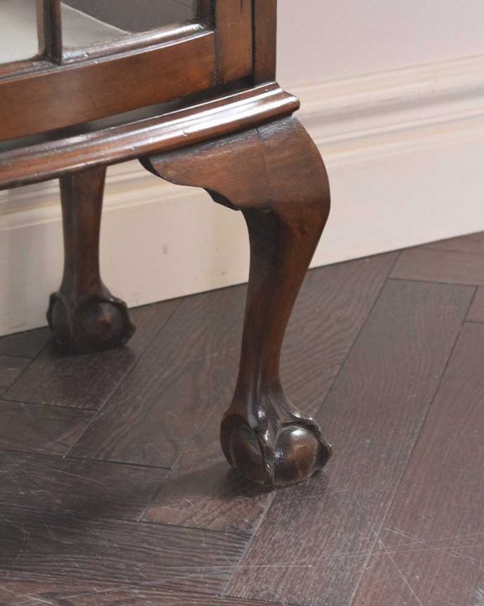 アンティークのキャビネット アンティーク家具 コンパクトなアンティーク家具、ウォルナット材のガラスキャビネット。女性1人でラクラク運べちゃう仕掛けHandleのアンティークは、脚の裏にフェルトキーパーをお付けしています。(q-1433-f)