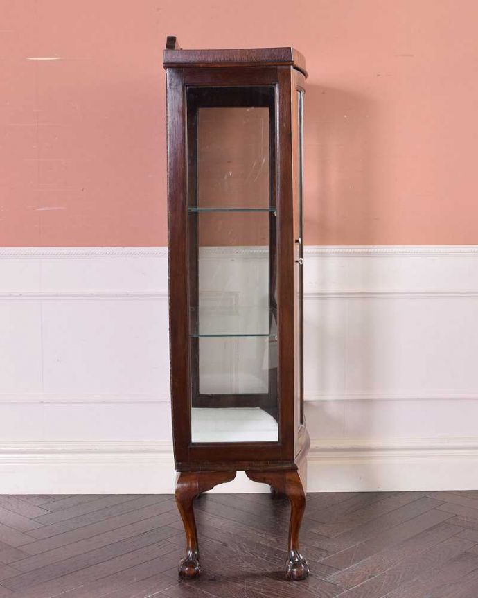 アンティークのキャビネット アンティーク家具 コンパクトなアンティーク家具、ウォルナット材のガラスキャビネット。横から見ると・・・横面もガラス。(q-1433-f)
