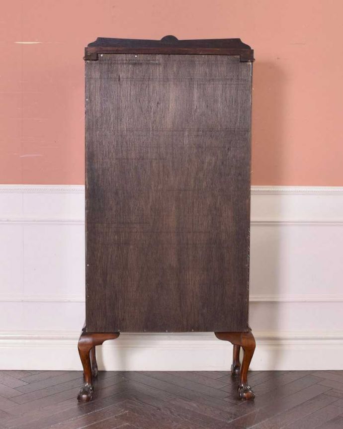 アンティークのキャビネット アンティーク家具 コンパクトなアンティーク家具、ウォルナット材のガラスキャビネット。修復してあるので後姿もキレイ!アンティークは新品ではないので、もちろん経年変化によるキズはありますが、専門の職人がキレイに修復したので、後ろ姿もキレイです。(q-1433-f)