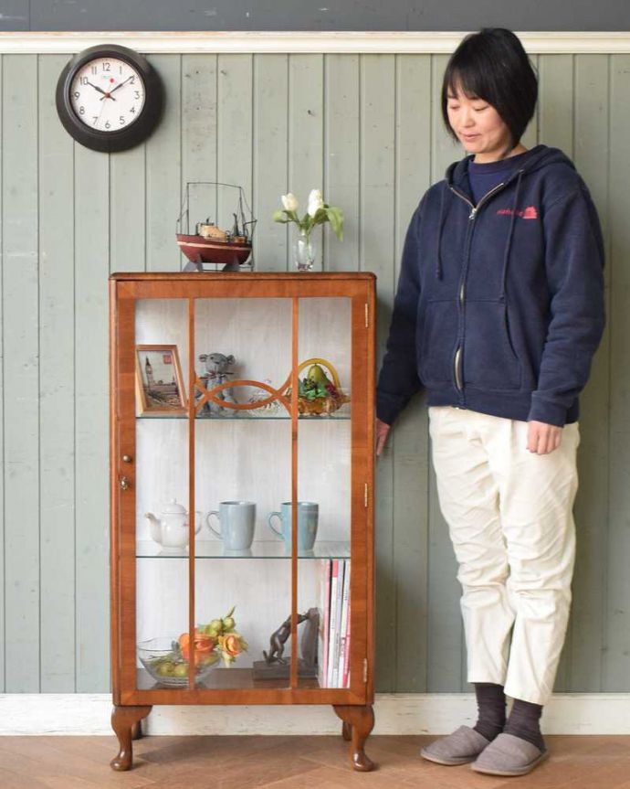 アンティークのキャビネット　アンティーク家具　コンパクトなアンティーク家具、ウォルナット材のガラスキャビネット。どこにでも置けちゃうサイズが魅力のキャビネットちょっとしたスペースがあればどこにでも置けちゃうコンパクトサイズのガラスキャビネット。(q-1434-f)